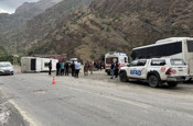 Hakkari'de midibüs devrildi: 12 asker yaralı