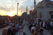 Bayram namazı 2 rekat nasıl niyet edilerek kılınır? Kurban Bayramı saat kaçta vakitleri