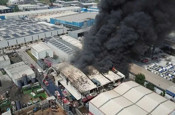 Kocaeli'deki boya fabrikasında korkutan yangın