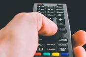 Samsung'un yapay zekalı televizyonu çıktı! El hareketi ile kanal değiştirme
