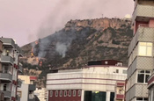 Mardin'de tarihi kale eteklerinde çıkan örtü yangını kontrol altına alındı
