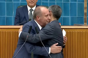 Muharrem İnce CHP'ye geri döndü! Rozeti Özgür Özel taktı