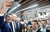 Gençlerin çay davetine Bakan Murat Kurum katıldı: "Sen bize Reis'in emanetisin"