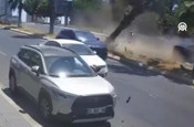 Ataşehir'de otomobil ağaca çarptı! Dehşet verici kaza kamerada