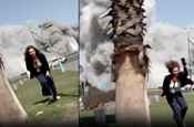 İsrail'in Şam'a attığı bomba muhabirin tam arkasına düştü canlı yayında çığlıklar koptu