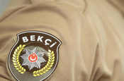 Şüpheli hareketleri ele verdi! Bekçiler üzerinde bakın ne buldu kemer görünümlü...