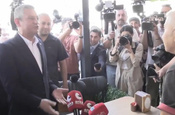 Eşinin emekli maaşını söylen Özgür Özel, 'şükür' diyen esnafa kızdı