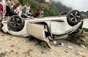 Giresun'un Dereli'de otomobil yürüyüş yoluna düştü! 1'i ağır 5 kişi yaralandı.