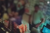 Fatih'te kadın kasiyere darp anı kamerada