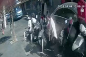 Kontrolden çıktı 8 motosiklet ile 1 otomobile sonra direğe çarptı o anlar kamerada