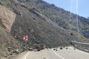 Artvin'de heyelan: Yol ulaşıma kapandı