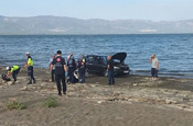 Bursa'da akaryakıt dökülen yolda kayan otomobil İznik Gölü'ne düştü