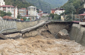 Artvin'de sel tarihi köprüyü yıktı