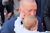 Cumhurbaşkanı Erdoğan ile minik bebeğin gülümseten anları
