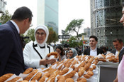 Emine Erdoğan, Türkevi'nin yakınına kurulan simit standını ziyaret etti