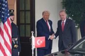Beyaz Saray'daki kritik zirve: Trump Cumhurbaşkanı Erdoğan'ı kapıda karşıladı