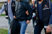 İzmir merkezli FETÖ operasyonunda 35 şüpheli yakalandı