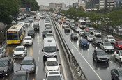 İstanbul'da etkili sağanak trafiği felç etti! Yoğunluk yüzde 72'ye ulaştı