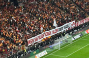 Galatasaray tribünlerinden Sergen Yalçın’a anlamlı pankart