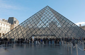 Paris'te dünyaca ünlü Louvre Müzesi'nde tarihi mücevherler çalındı