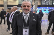 Beşiktaş Kulübü'nün yeni divan kurulu başkanı Ahmet Ürkmezgil mazbatasını aldı