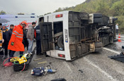 Bartın'da işçi servisi devrildi: 1 ölü, 19 yaralı