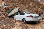 Maltepe'de sağanak nedeniyle bir binanın istinat duvarı çöktü