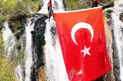 JAK timi, Muradiye Şelalesi'ndeki asma köprüde Türk bayrağı dalgalandırdı