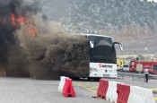 Seyir halindeki yolcu otobüsü alev alev yandı