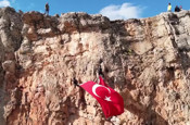 Elazığ'da dağcılar dev Türk bayrağıyla kaya tırmanışı gerçekleştirdi