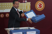 CHP'li Ali Mahir Başarır'dan 'iddianame' tepkisi: İçi boş klasörleri yere fırlattı!