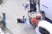 Ters yöne giren forklift baba ve 2 çocuğuna çarptı! Kaza anı kamerada