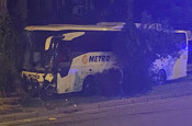 Antalya'da yolcu otobüsü aydınlatma direğine çarptı