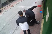 Beyoğlu’nda sokak ortasında şoke eden kavga!