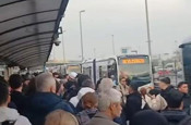 İstanbul'da durakta bayılan çocuk metrobüsün altında kaldı