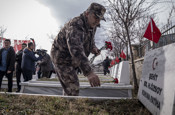 Erzurum'da 59 yıl önce yangında şehit olan 65 asker mezarları başında anıldı