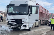 Erzurum'da tırın çarptığı hafif ticari aracın sürücüsü yaralandı