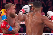 Anthony Joshua, Jake Paul'u nakavt etti! Paul'un çenetesi kırıldı