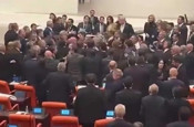 TBMM Genel Kurulu’nda AK Parti ve CHP milletvekilleri arasında arbede