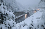 Kar kalınlığı 10 santimetre oldu! Bu yolu kullanan sürücüler dikkat