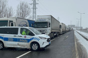 Yoğun kar yağışı var yol ulaşıma kapatıldı! Sürücüler dinlenme tesislerine yönlendiriliyor