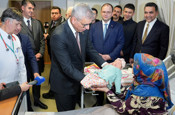 Sağlık Bakanı Memişoğlu İstanbul'da yeni yılın ilk bebeklerini ziyaret etti