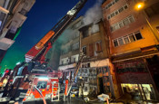 Kadıköy'de metruk binada yangın! Pencereden atlayan kişi ağır yaralandı