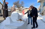 Sivas'ta yeteneğini konuşturdu! Evinin önüne kardan araç ve gemi yaptı