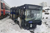 Facia saniyelerle önlendi: Yolcu treni, belediye otobüsüne çarptı