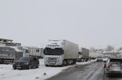 Bingöl'de kar ve tipi nedeniyle ulaşım durdu! Bazı şehirler arası yollar tır trafiğine kapatıldı