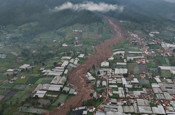 Endonezya'daki toprak kaymasında yaşamını yitirenlerin sayısı 34'e çıktı