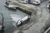Sarıyer’de otomobil balıkçı barınağından denize düştü