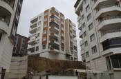 Şanlıurfa'da istinat duvarı yıkılan binanın çevresinde önlem! Yanındaki apartman da boşaltıldı