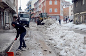 Kar kalınlığı 1 metreyi aşmıştı! Sarıkamış'ta belediye ekipleri biriken karı şehir dışına taşıyor...